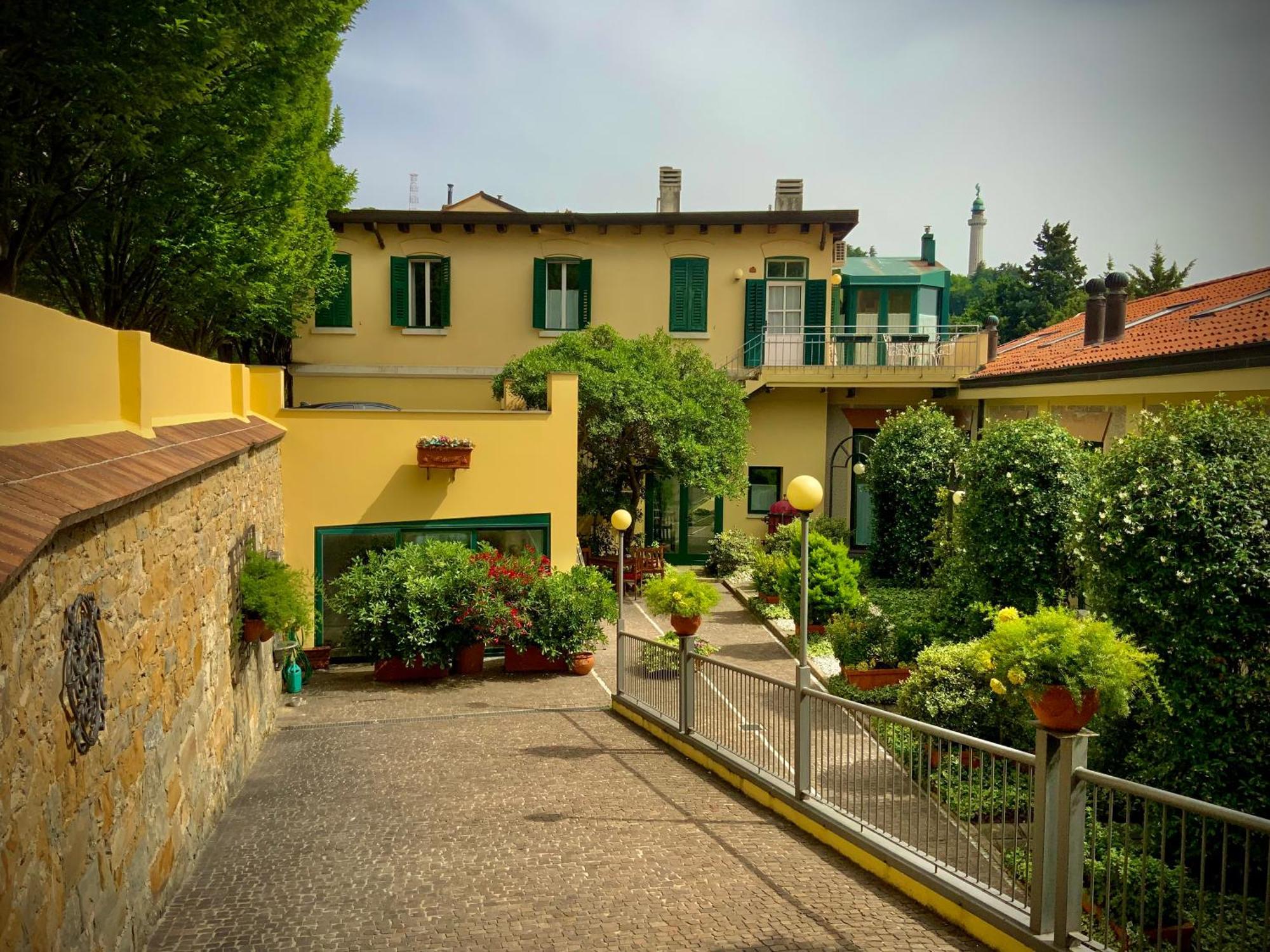 Le Residenze Dei Serravallo Trieste Luaran gambar
